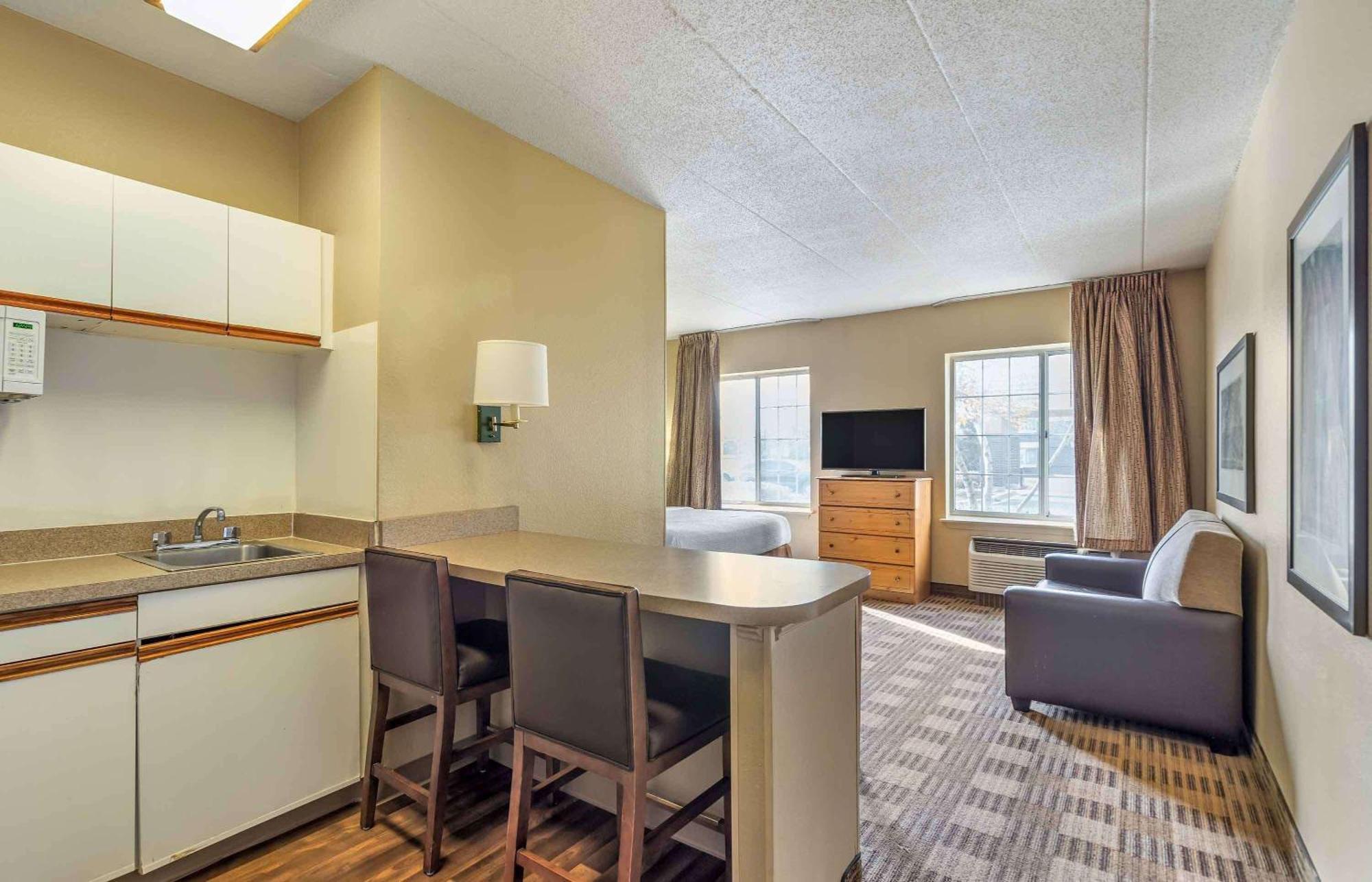 Extended Stay America Select Suites - Chicago - Lombard - Oakbrook Oakbrook Terrace Esterno foto